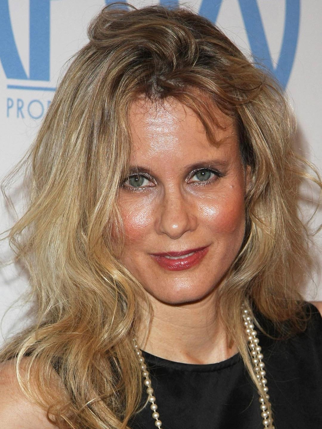 How tall is Lori Singer?